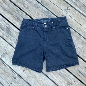 Seven7 stretchy Bermuda shorts with a hem that can easily be rolled.
